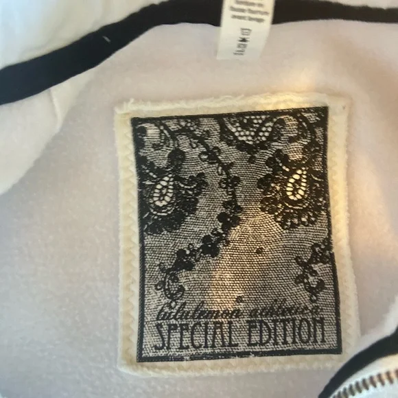 Vintage Lululemon Scuba Hoodie with detachable faux fur, EUC, size 12 - Picture 3 of 7